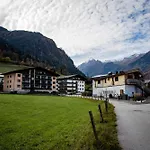 Gokaprun Mit Blick Auf Berge Kaprun