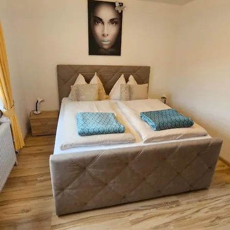 Gokaprun Mit Blick Auf Berge קפרון