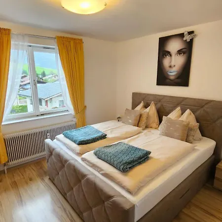 Gokaprun Mit Blick Auf Berge * קפרון