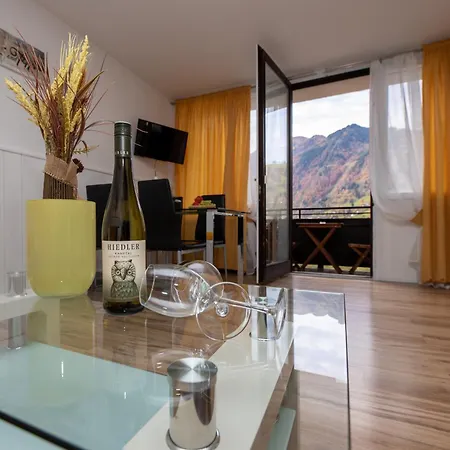 Gokaprun Mit Blick Auf Berge * קפרון