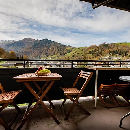 Gokaprun Mit Blick Auf Berge Капрун