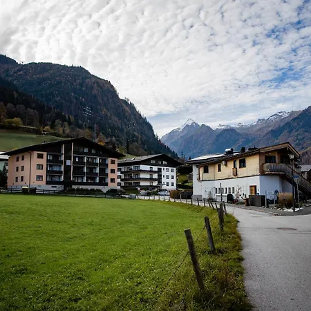 Gokaprun Mit Blick Auf Berge Kaprun
