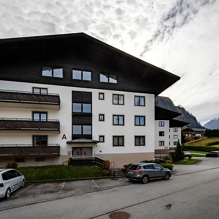 Gokaprun Mit Blick Auf Berge Капрун