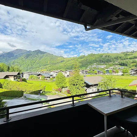 Gokaprun Mit Blick Auf Berge *